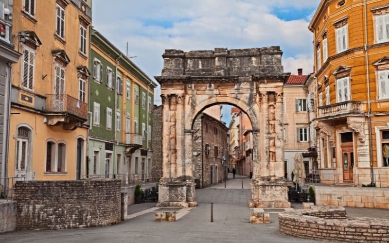 Comprehensive travel guide to Pula’s historic landmarks