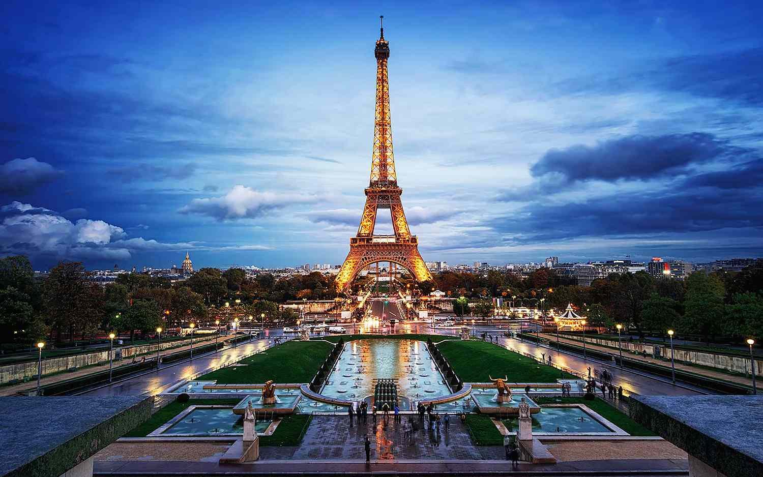 Eiffel Tower seen from a complete guide to Paris viewpoints