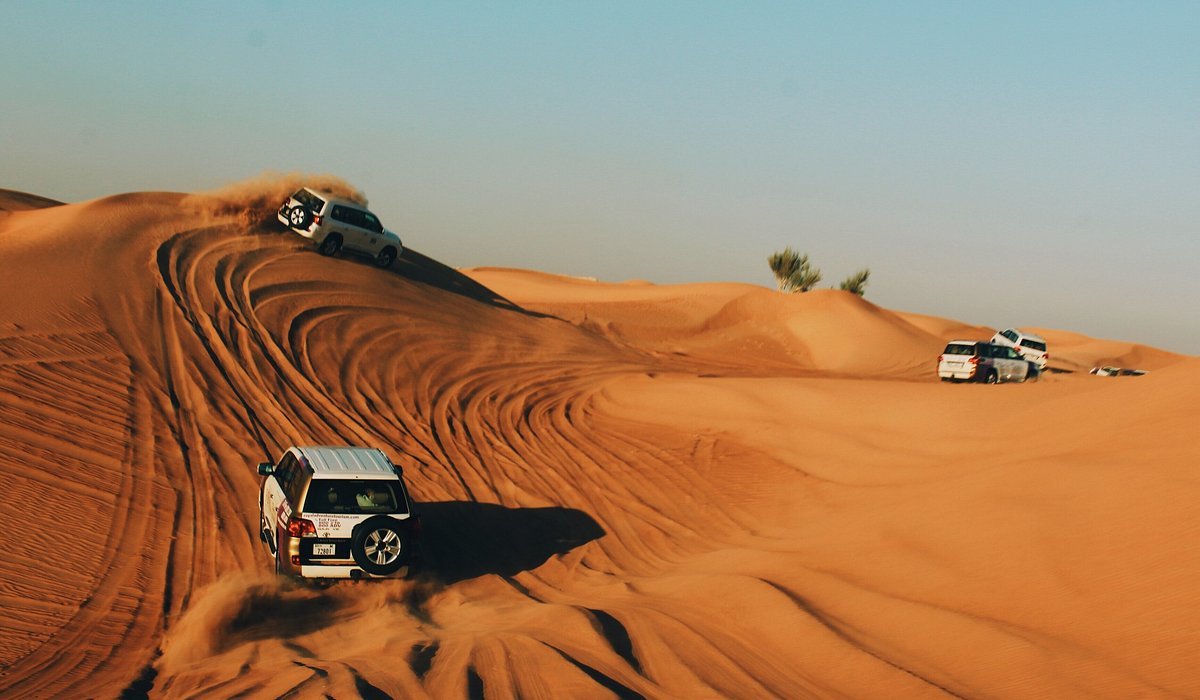 Group enjoying the best time to travel to Dubai on a getaway