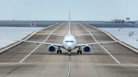 You should know these 10 myths about booking a flight