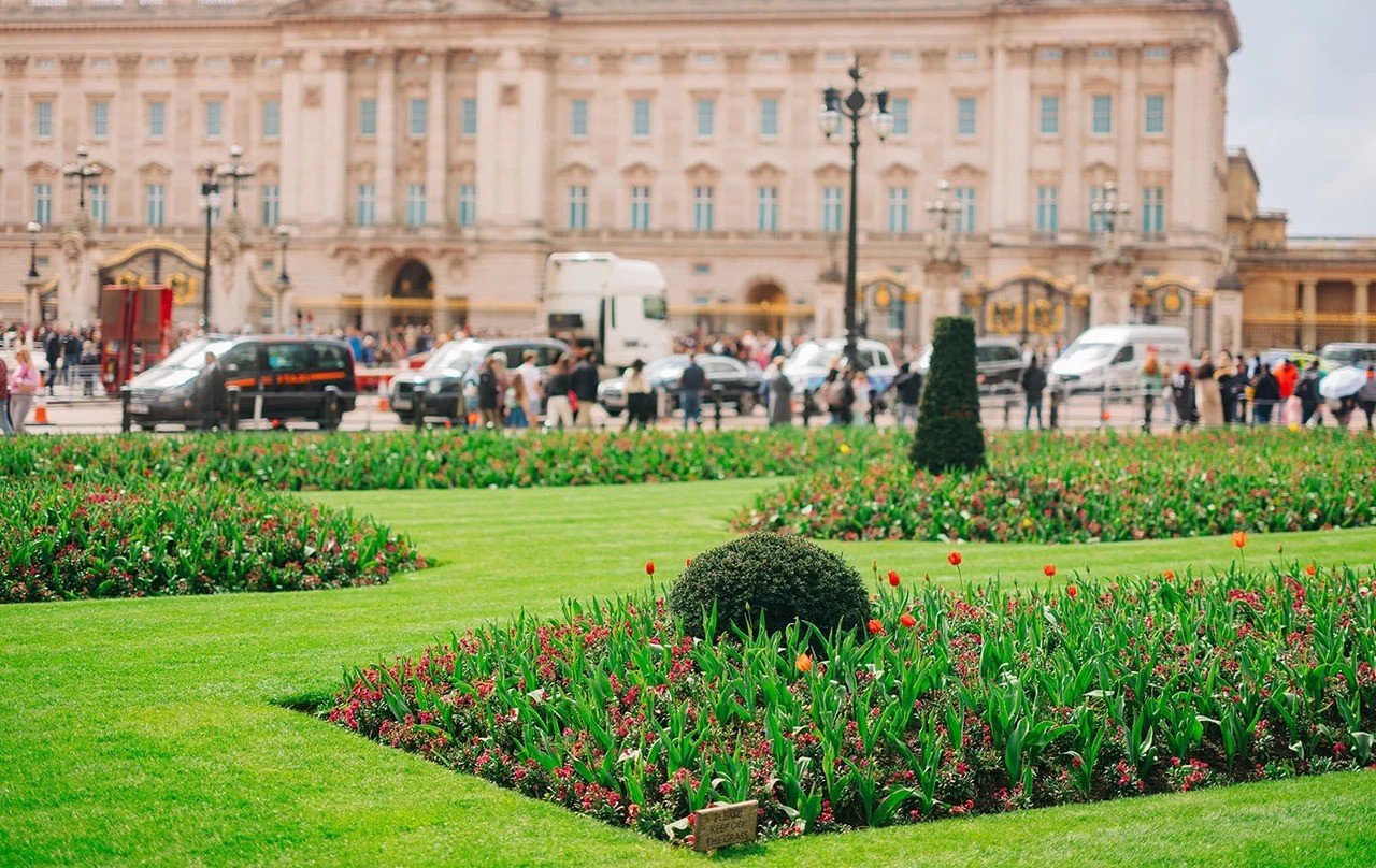 Changing of the Guard at Buckingham Palace in 1 week London itinerary and travel guide with kids