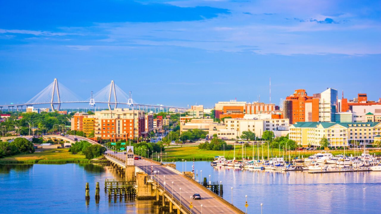 Historic Charleston streets, a safe solo female travel destination in the USA