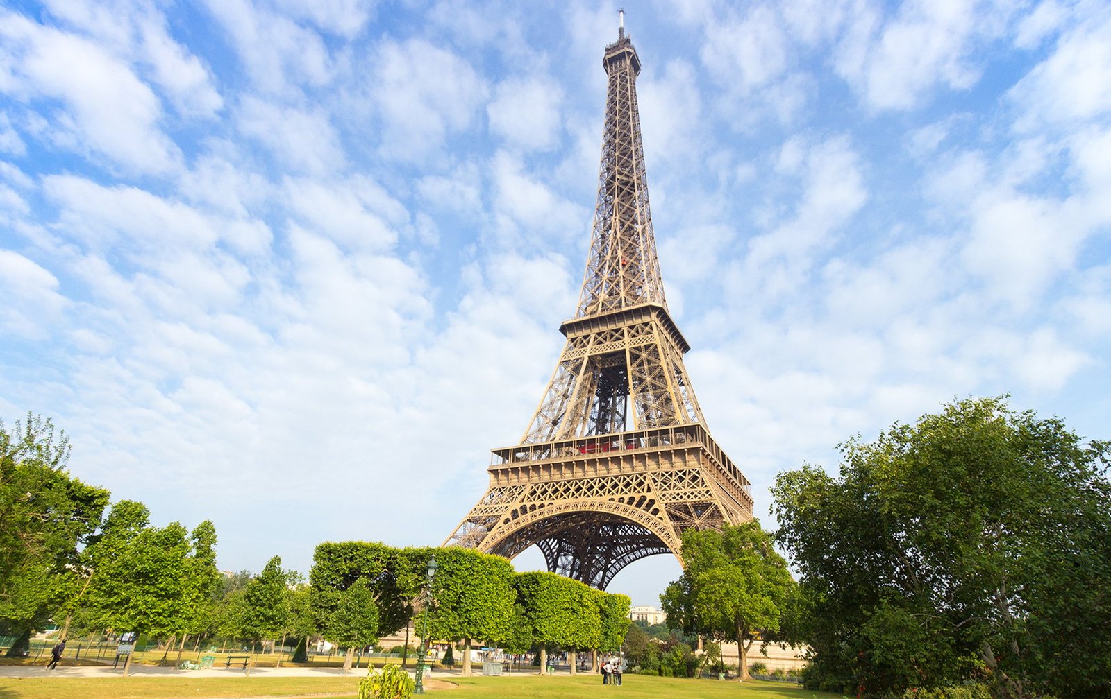 Eiffel Tower Viewpoint from Trocadéro Gardens at sunrise